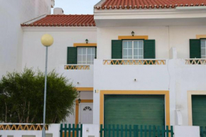 Charming house with fireplace in Grândola, 142 m², Internet included